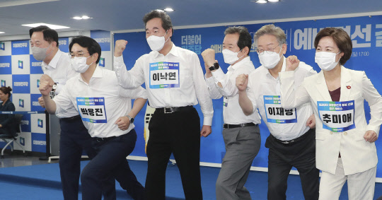 지난 11일 오후 더불어민주당 제20대 대통령선거 예비경선 개표식에서  경선 후보로 선출된 추미애(오른쪽부터), 이재명, 정세균, 이낙연, 박용진, 김두관 후보가 가슴에 이름표를 달고 기념촬영을 하고 있다.  연합뉴스